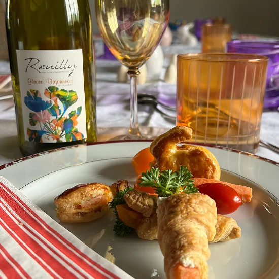 Bouteille de Reuilly Domaine Bigonneau servie avec une assiette gourmande
