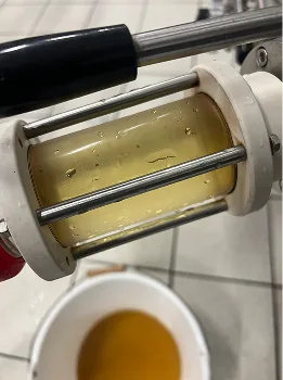 Prélèvement de vin blanc en cuve au Domaine Bigonneau à Brinay